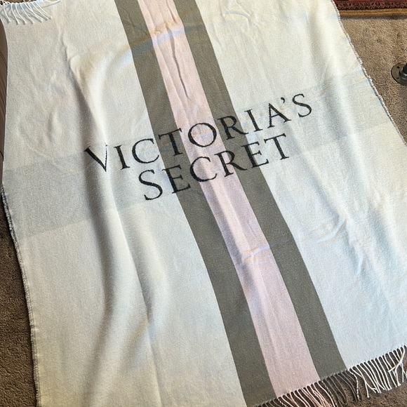 Victoria’s Secret Throw Blanket w Fringe - Picture 2 of 9